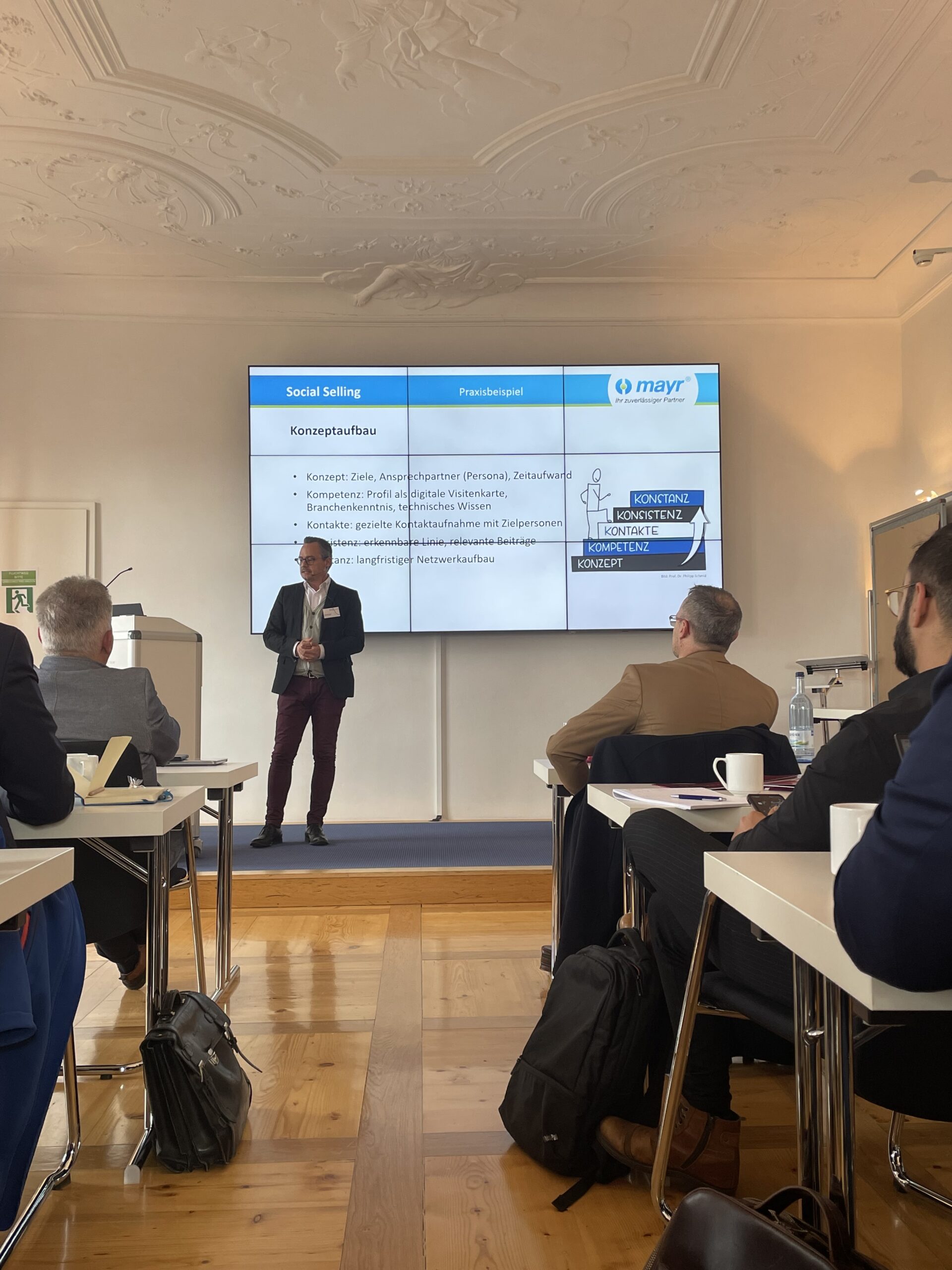 Person als Redner bei einem Vortrag.