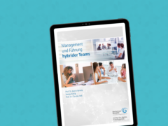 Management und Führung hybrider Teams auf einem Tablet
