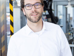 Portrait von einer männlichen Person mit dunklen Haaren.