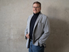 Businessportrait Herr Lenke in einem Anzug mit Brille