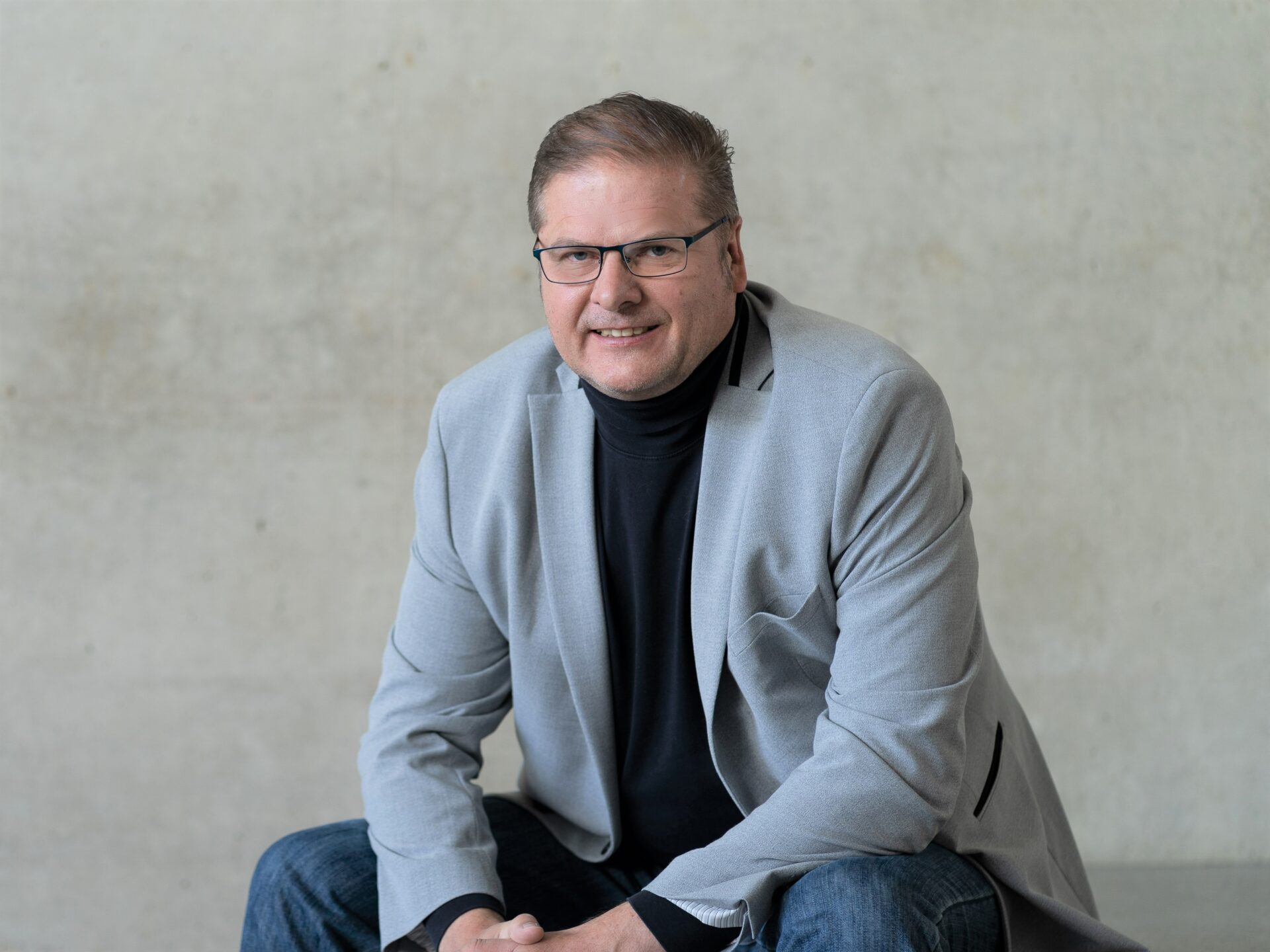 Portrait von Herr Lenke mit einem Anzug