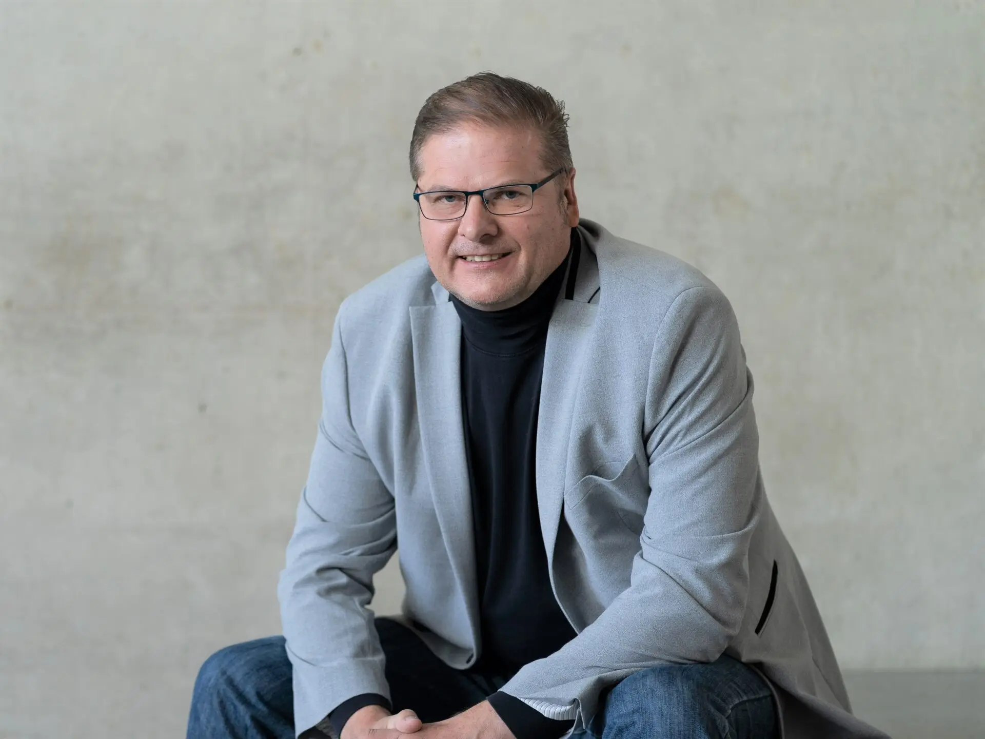 Portrait von Herr Lenke mit einem Anzug
