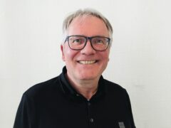 Portrait von Sebastian Schwarz mit Brille und schwarzem Hemd