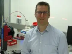 Ein Mann mit Brille in einem Labor