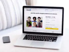 Ein Laptop mit der LinkedIn Homepage.