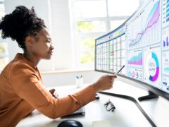 Dunkelheutige Frau schaut sich Statistiken online an.