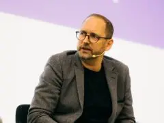 Foto von Andy Lüdemann, Sitzt auf einem Stuhl