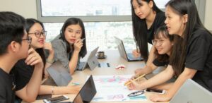 Studierende arbeiten gemeinsam an einem Projekt im Praktikum Wirtschaftspsychologie Praktikum Wirtschaftspsychologie