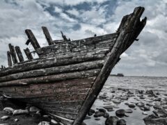 Ein Bild von einem verfallenen Schiffswrack an der Küste. Es dient zur Visualisierung der Führungsregel Vasa, stellt aber nicht das eigentliche Schiff dar.
