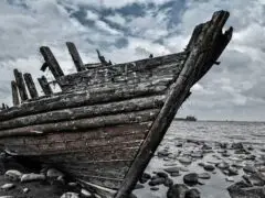 Ein Bild von einem verfallenen Schiffswrack an der Küste. Es dient zur Visualisierung der Führungsregel Vasa, stellt aber nicht das eigentliche Schiff dar.
