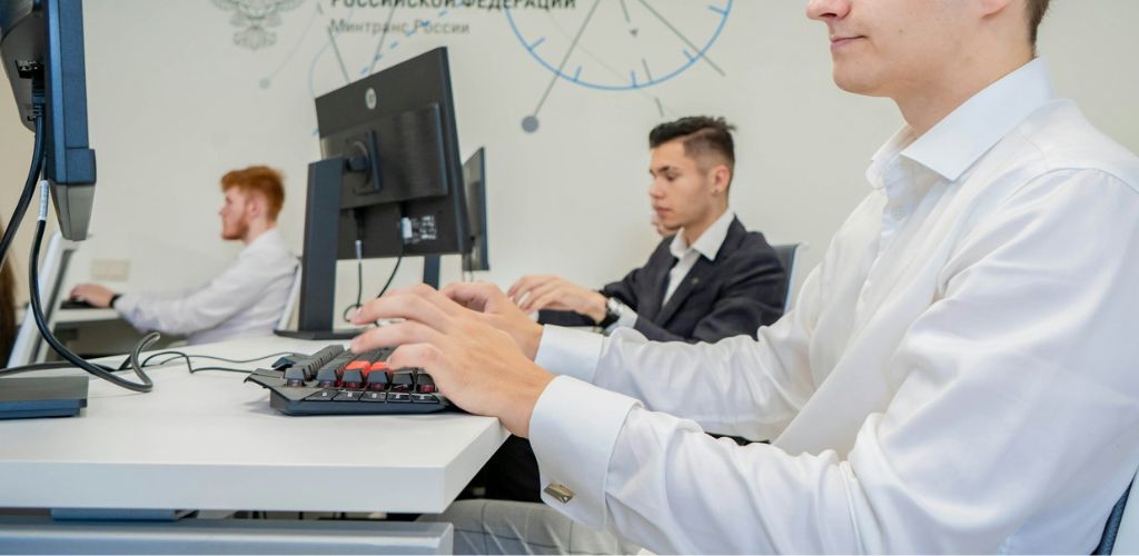 Junge Praktikanten an Computerarbeitsplätzen Praktikum Wirtschaftspsychologie