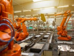 orangene Industrieroboter in einer Fertigungsstraße
