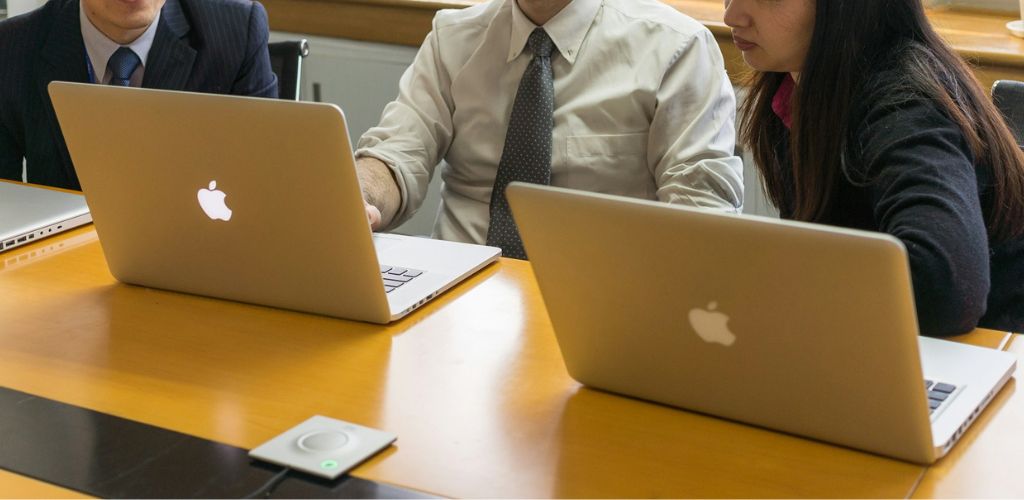 Fachleute im Gespräch über die berufliche Weiterentwicklung im Rahmen eines Master of Business Administration Master of Business Administration