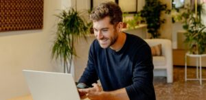 Person vor einem Laptop während des Fernunterrichts Fernstudium Wirtschaftspsychologie