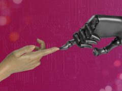 eine menschliche und eine Roboter-Hand berühren sich an den Zeigefingern ähnlich Adam und Gott in der sixtinischen Kapelle.