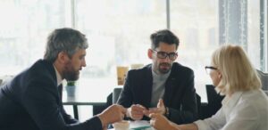 Beratungsgruppe im Bereich Wirtschaftspsychologie diskutiert Wirtschaftspsychologie Master