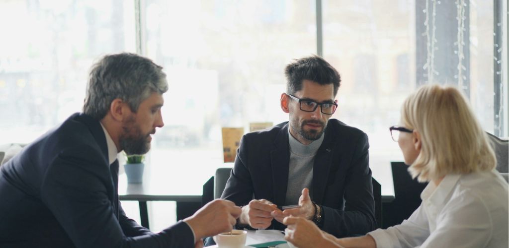 Beratungsgruppe im Bereich Wirtschaftspsychologie diskutiert Wirtschaftspsychologie Master