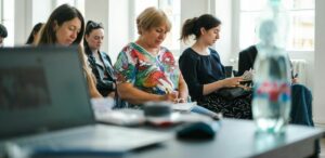 Mehrere Personen in einem laufenden Seminar für den Master-Studiengang Organisationsentwicklung Master Organisationsentwicklung