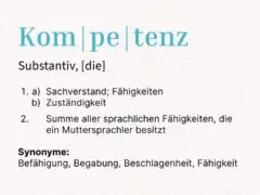 Eine Darstellung einer Wörterbuchseite mit dem Wort Kompetenz, um den Kompetenzbegriff zu bebildern.