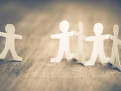 Fachkräftesicherung im Mittelstand, die Lücke die der Mittelstand trägt, dargestellt durch eine unterbrochene Kette Papierfiguren.