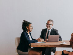 HR Partner im Gespräch mit Führungskräften in einem Business Meeting zur strategischen Personalentwicklung