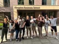 MBA Auslandsmodul London - Studierende der Kempten Business School vor dem Gebäude der Kingston Business School in London.
