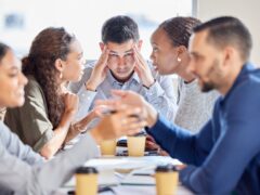 Change Management verstehen: Team in einer angespannten Besprechung während eines Veränderungsprozesses im Unternehmen