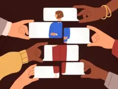 Das Bild zeigt eine stilisierte Illustration auf dunklem Hintergrund, die das Prinzip des Zusammenfügens oder der Kollaboration verbildlicht. In der Mitte ist eine Person schrittweise aus mehreren weißen Text- bzw. Bildbausteinen zusammengesetzt. Von den Seiten greifen verschiedene Hände in unterschiedlichen Hauttönen und mit vielfältiger Kleidung ins Bild, um diese einzelnen Bausteine wie in einem Puzzle aneinanderzureihen. Das Motiv symbolisiert visuell Themen wie Teamwork, Diversität, gemeinsame Identitätsstiftung oder das Zusammensetzen eines Gesamtbildes aus vielen Perspektiven.